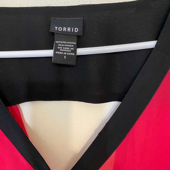 Torrid fuchsia colorblock draped back blouse, 1X - Picture 3 of 8